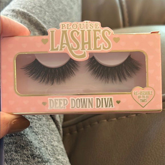 Plouise Eyelashes Gorgeous addition to any makeup adventure - Picture 9 of 9